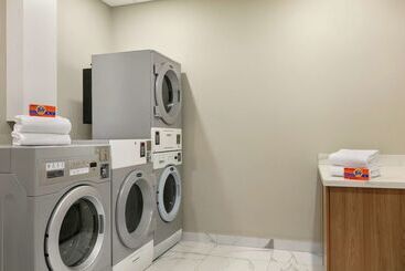 هتل Embassy Suites By Hilton Montreal Airport