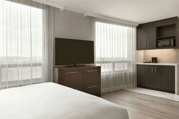 هتل Embassy Suites By Hilton Montreal Airport