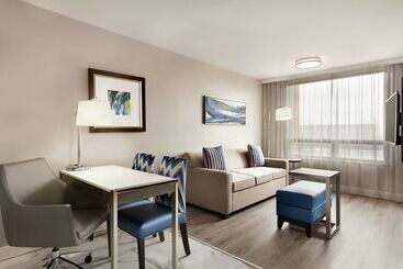 هتل Embassy Suites By Hilton Montreal Airport