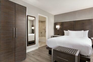 هتل Embassy Suites By Hilton Montreal Airport