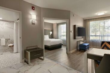 هتل Embassy Suites By Hilton Montreal Airport