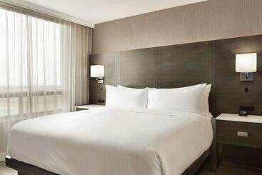 هتل Embassy Suites By Hilton Montreal Airport