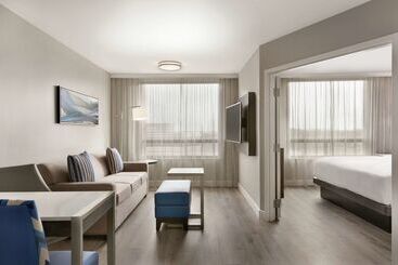 هتل Embassy Suites By Hilton Montreal Airport