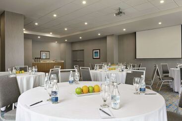 هتل Embassy Suites By Hilton Montreal Airport