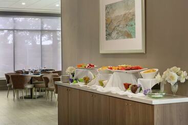 هتل Embassy Suites By Hilton Montreal Airport