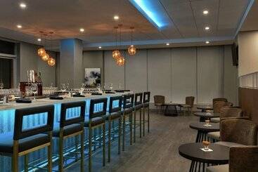 هتل Embassy Suites By Hilton Montreal Airport