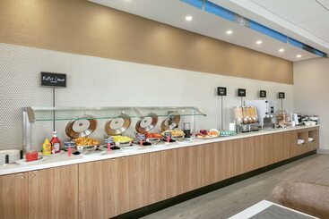 هتل Embassy Suites By Hilton Montreal Airport