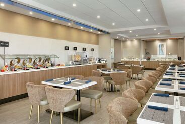 هتل Embassy Suites By Hilton Montreal Airport