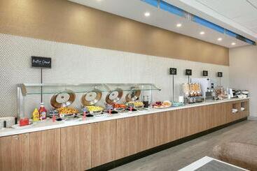 هتل Embassy Suites By Hilton Montreal Airport
