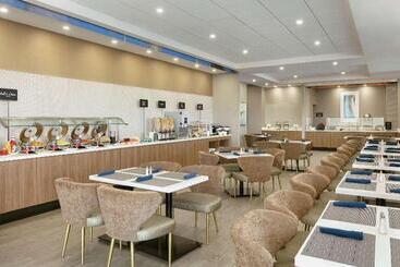 هتل Embassy Suites By Hilton Montreal Airport