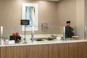 هتل Embassy Suites By Hilton Montreal Airport