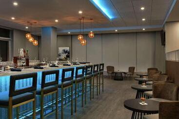هتل Embassy Suites By Hilton Montreal Airport