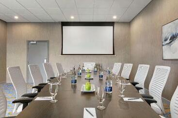 هتل Embassy Suites By Hilton Montreal Airport