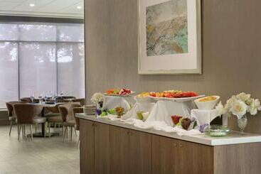 هتل Embassy Suites By Hilton Montreal Airport