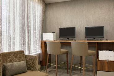 هتل Embassy Suites By Hilton Montreal Airport