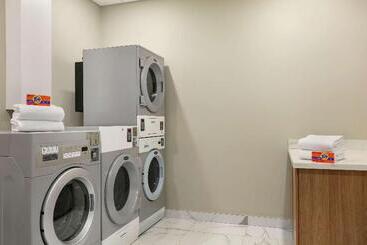 هتل Embassy Suites By Hilton Montreal Airport