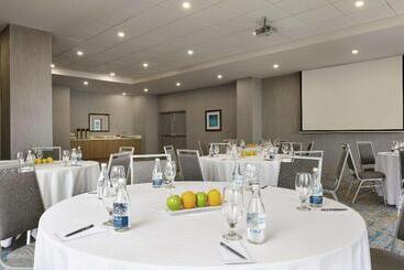 هتل Embassy Suites By Hilton Montreal Airport