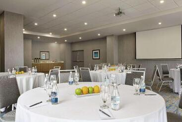 هتل Embassy Suites By Hilton Montreal Airport