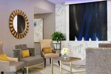 هتل Embassy Suites By Hilton Montreal Airport