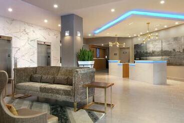 هتل Embassy Suites By Hilton Montreal Airport