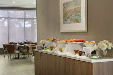 هتل Embassy Suites By Hilton Montreal Airport