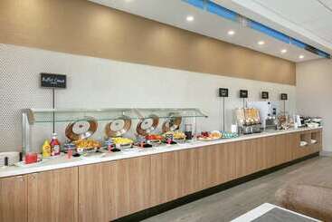 هتل Embassy Suites By Hilton Montreal Airport