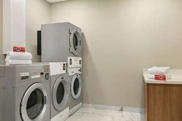 هتل Embassy Suites By Hilton Montreal Airport