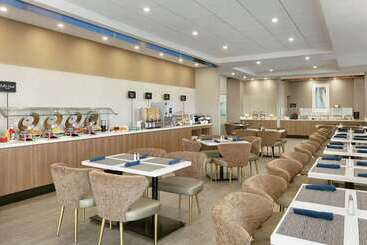 هتل Embassy Suites By Hilton Montreal Airport