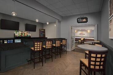 هتل Marriott's Manor Club at Ford's Colony