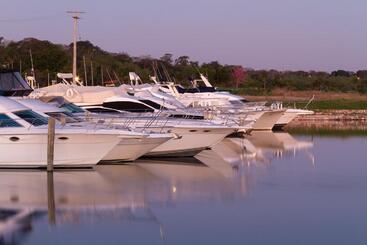 هتل Yacht & Golf Club Paraguayo, A Tribute Portfolio Resort