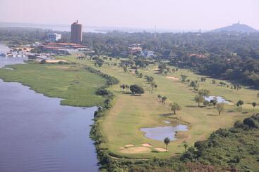 هتل Yacht & Golf Club Paraguayo, A Tribute Portfolio Resort