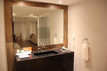 هتل Yacht & Golf Club Paraguayo, A Tribute Portfolio Resort