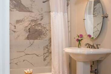 هتل The Essex Resort & Spa