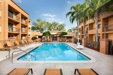 هتل Courtyard Fort Myers Cape Coral