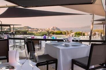 هتل La Villa Calvi
