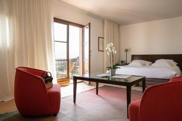 هتل La Villa Calvi