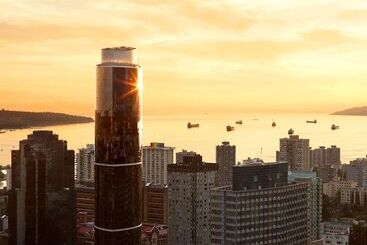 هتل Sheraton Vancouver Wall Centre