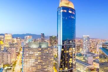 هتل Sheraton Vancouver Wall Centre