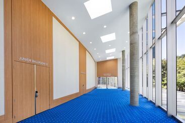 هتل Sheraton Vancouver Wall Centre