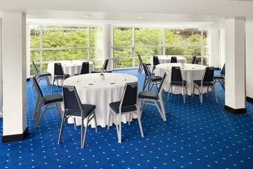 هتل Sheraton Vancouver Wall Centre
