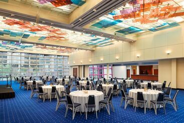 هتل Sheraton Vancouver Wall Centre