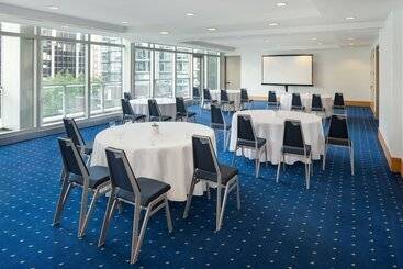 هتل Sheraton Vancouver Wall Centre