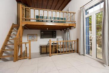 هتل Andromeda Residence