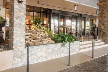 هتل Comfort Inn & Suites At Copeland Tower