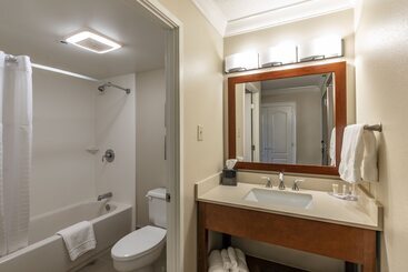 هتل Comfort Inn & Suites At Copeland Tower