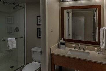 هتل Comfort Inn & Suites At Copeland Tower