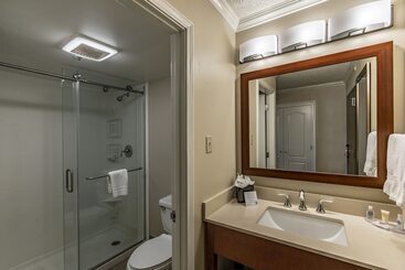 هتل Comfort Inn & Suites At Copeland Tower