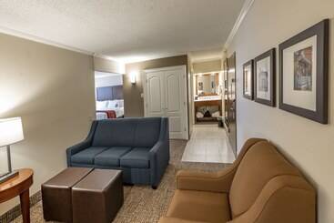 هتل Comfort Inn & Suites At Copeland Tower