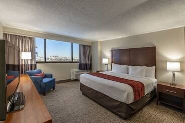 هتل Comfort Inn & Suites At Copeland Tower
