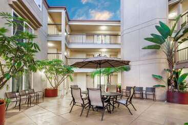 هتل Days Inn By Wyndham Carlsbad